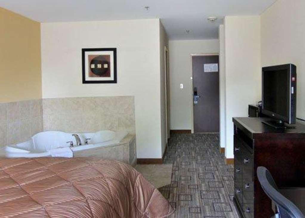 Quality Inn & Suites Greenville Near Downtown Room photo